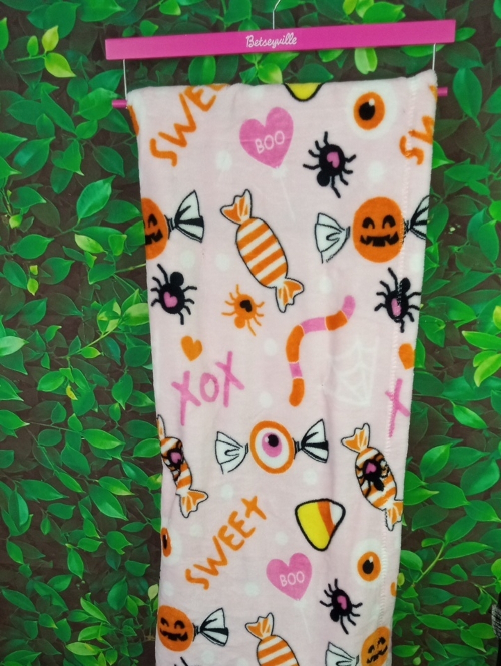 👻 Betseyville Halloween Pink Candy & Spider Plush Throw Blanket